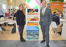 María Pérez y Alejandro Ángel, de Caribbean Exotics, exponen orgullosos sus productos colombianos.